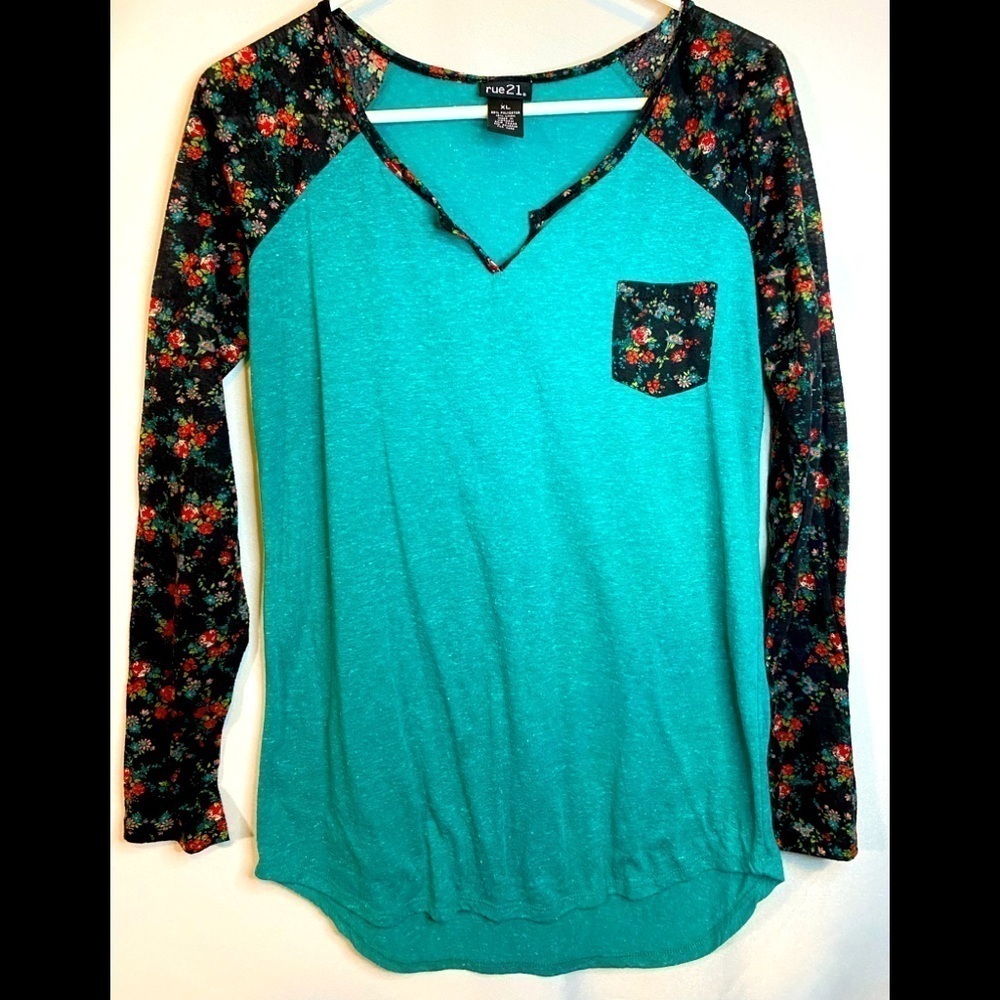 🌿Rue 21 YTH floral long sleeved turquoise pullover T-shirt in size XL. W-09